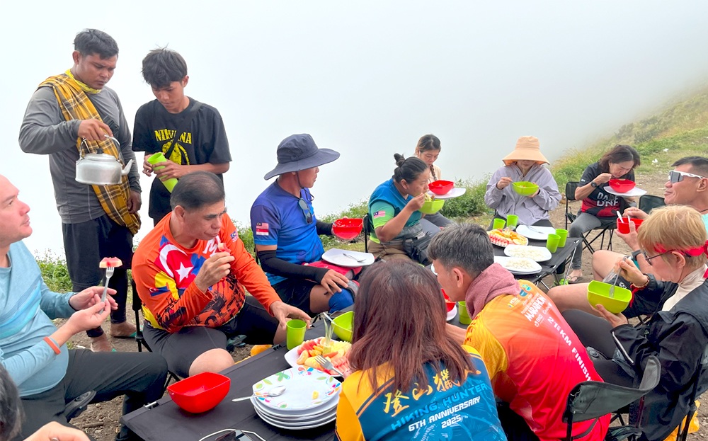 Sarapan di Plawangan Sembalun 