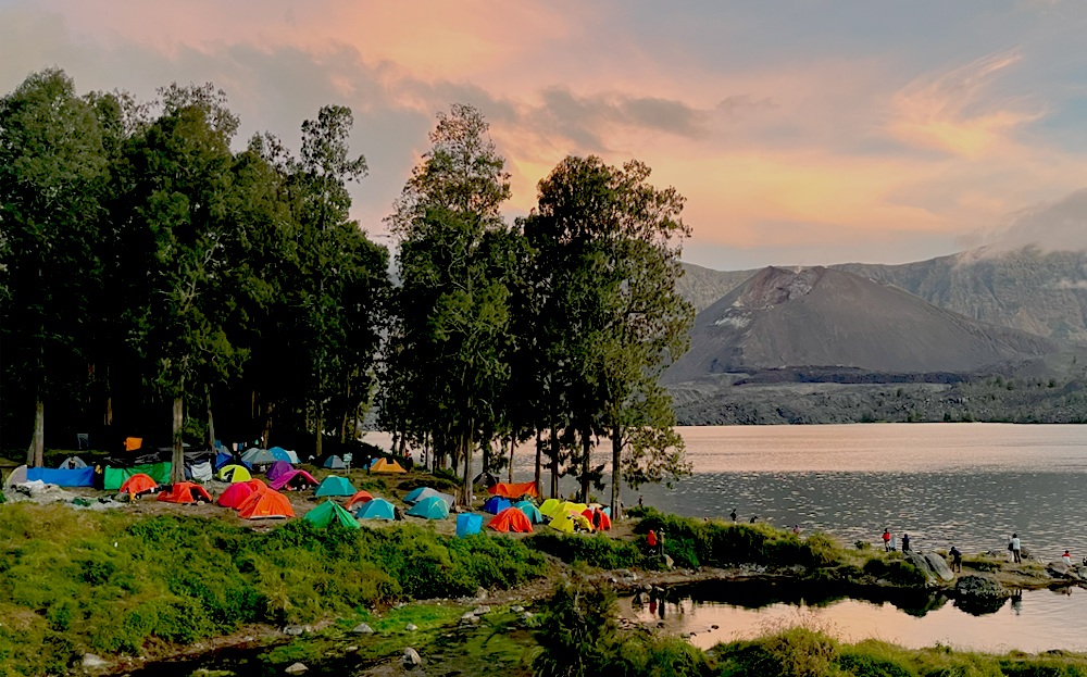 Berkemah di Danau Segara Anak Rinjani